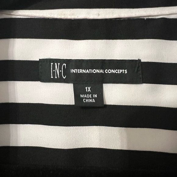 Such a nice blouse - Picture 3 of 3